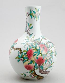 VAS, porslin, Kina, 1900-tal.