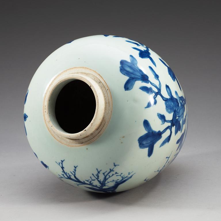 A blue and white Transitional jar, 17th Century.