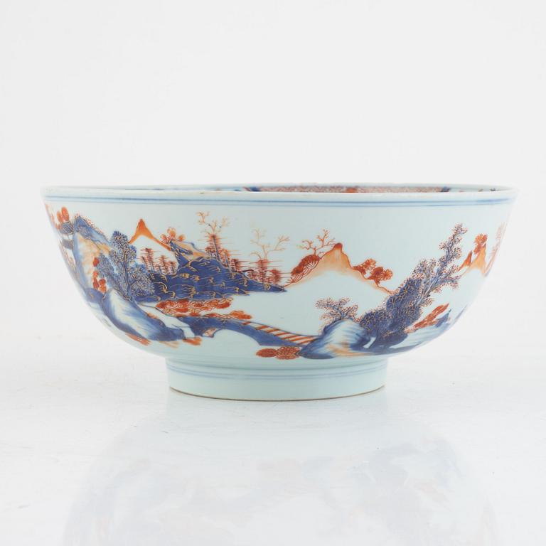 A Chinese imari exportporcelain punchbowl, Qing dynasty, Qianlong (1736-95).