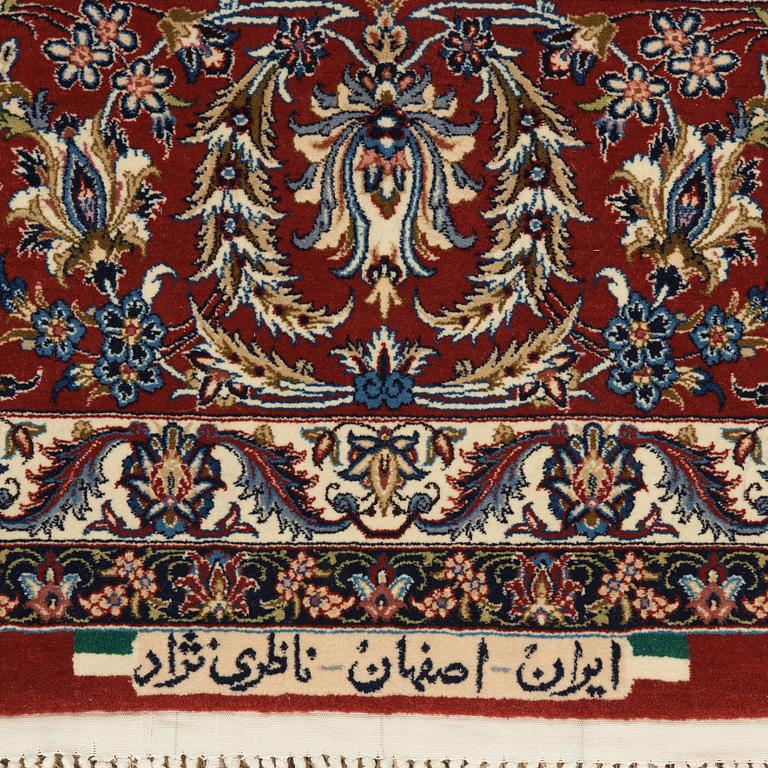 MATTA. Old Isfahan Nazeri nedjad. 240,5 x 157,5 cm (samt en kortsida med en cm slätväv,