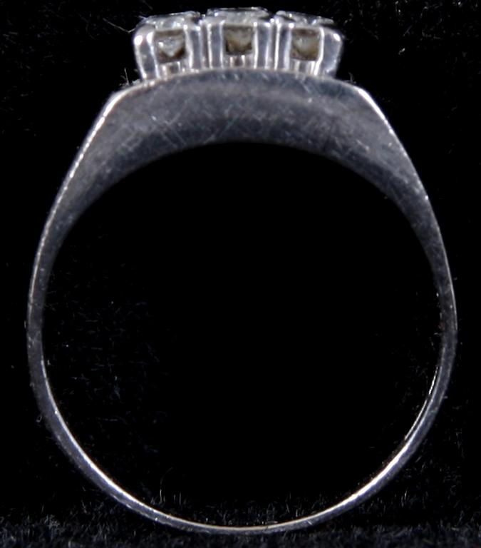 RING, vitguld samt 9 briljanter. Tot vikt 7 gram.