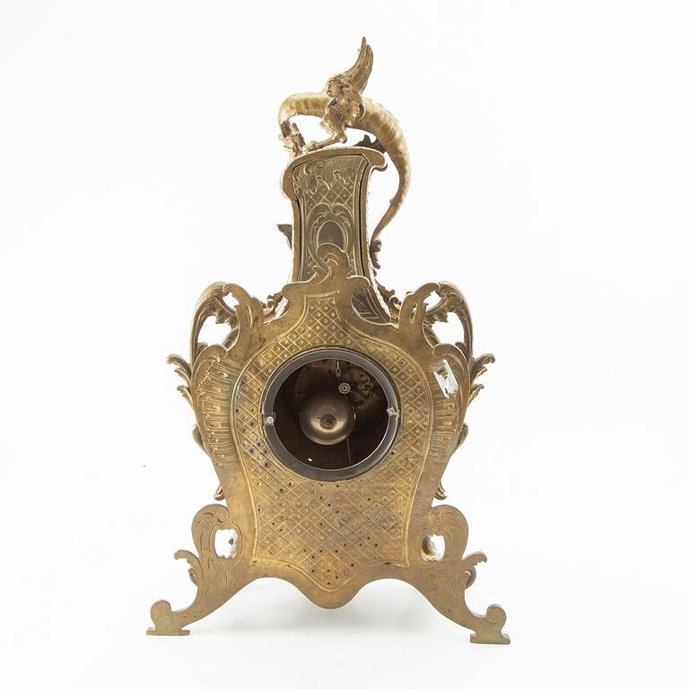 Bordspendyl Louis XV-stil 1900-talets första hälft.