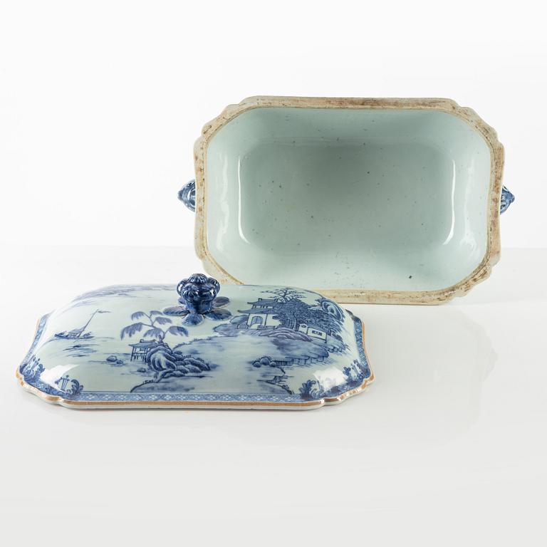 A Chinese export blue and white tureen with cover, Qing dynasty, Qianlong (1736-95).