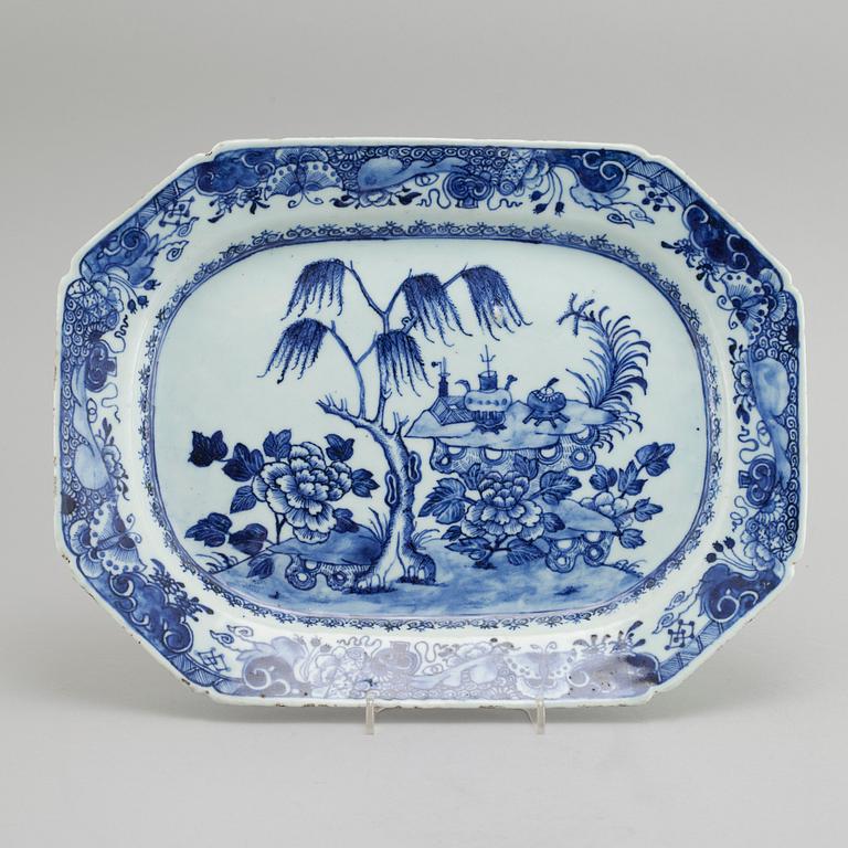 Two porcelain serving dishes from China, Qianlong (1736-1795).