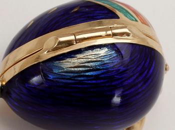HÄNGE, 18k guld med emalj och två små briljantslipade diamanter, Fabergé, nr 58/300.