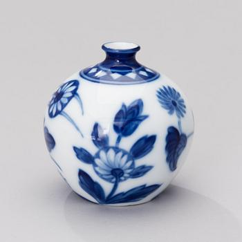 A signed porcelain vase, Arabia, Finland 1928-1932.