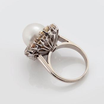 A RING set with round brilliant-cut diamonds.