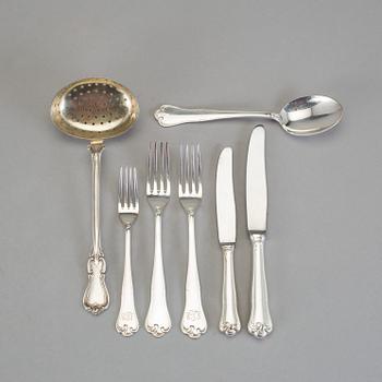 BESTICKSERVIS, silver, 64 delar. "Symfoni" samt "Olga". Bl a Mema, Lidköping, olika årtal 1963-1977. Vikt ca 1 320 gram.