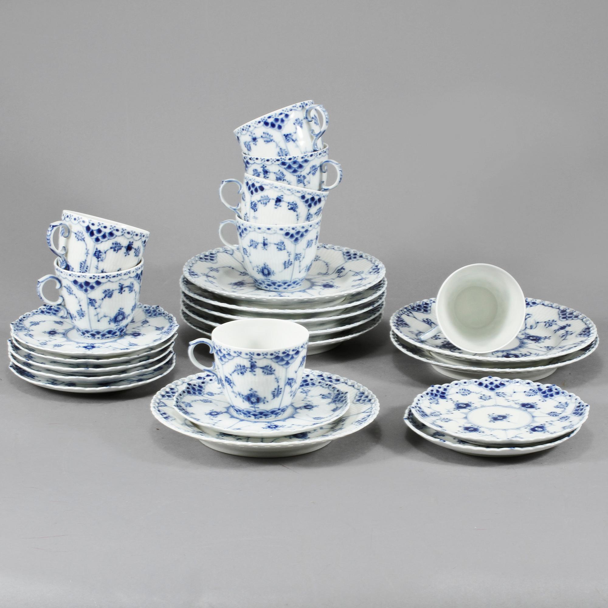 SERVISPORSLIN, 16 st, porslin, "Musselmalet", Royal Copenhagen, 1900-talets andra hälft.