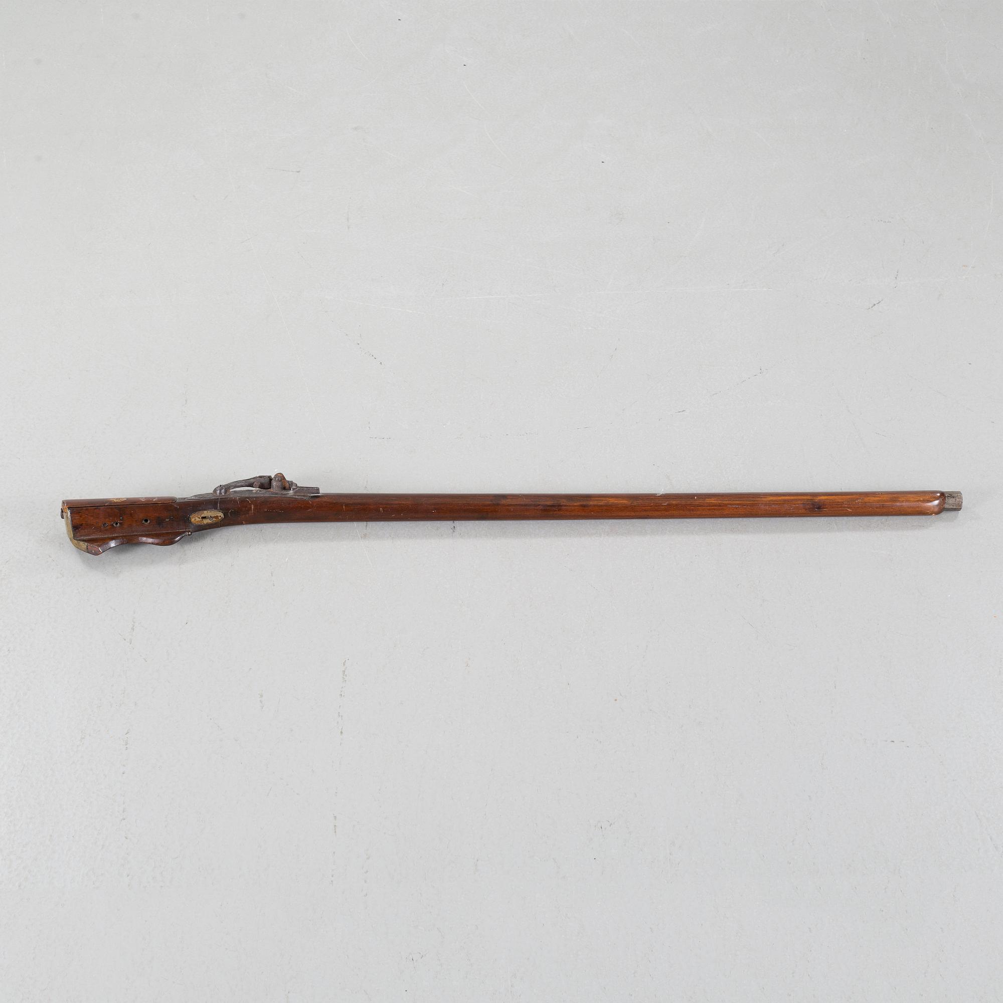 A snaplock rifle, 17th century.