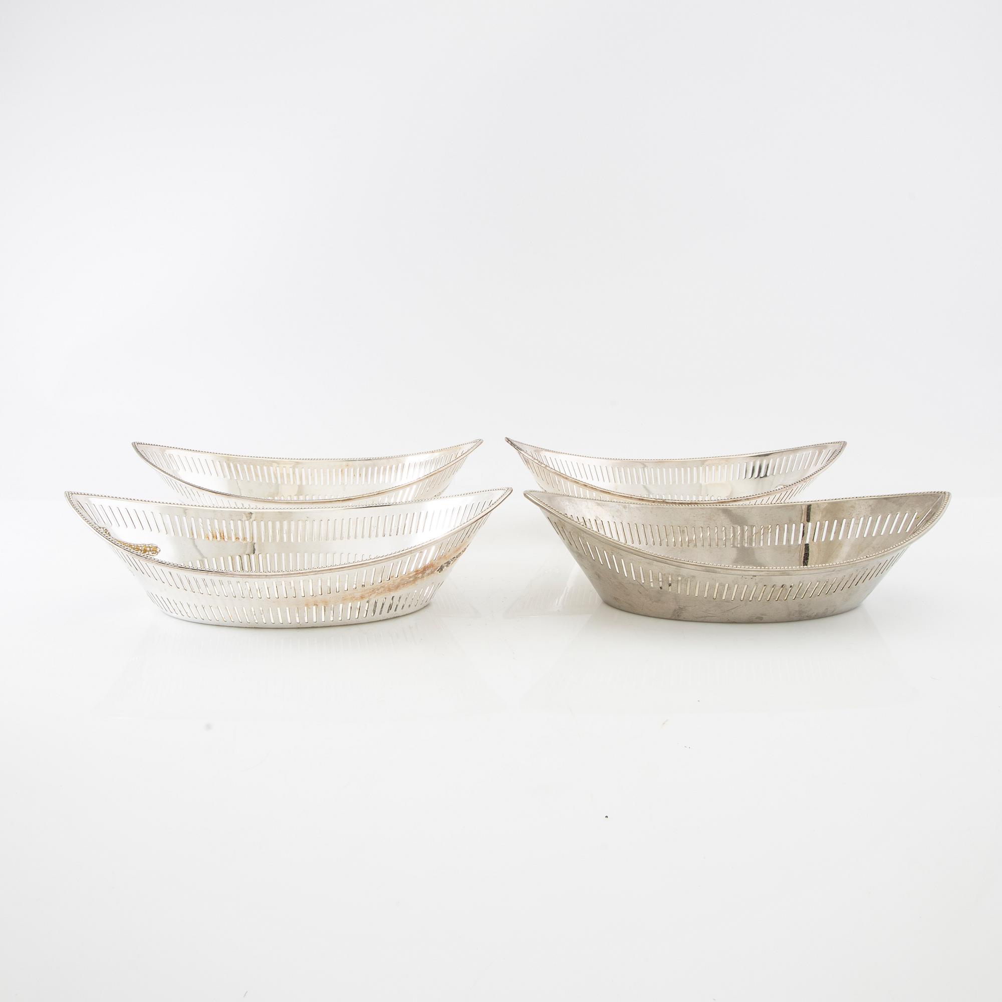 Brödskålar, skålar, underlägg samt serveringsskål 17 dlr nysilver 1900-talets första hälft.