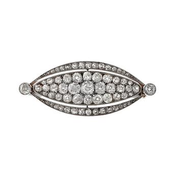 384. A BROOCH,  18K gold, platinum. Old cut diamonds c. 4.00 ct. H-J/si-I. Late 1800 s. Width 42 mm. Weight 5,8 g.