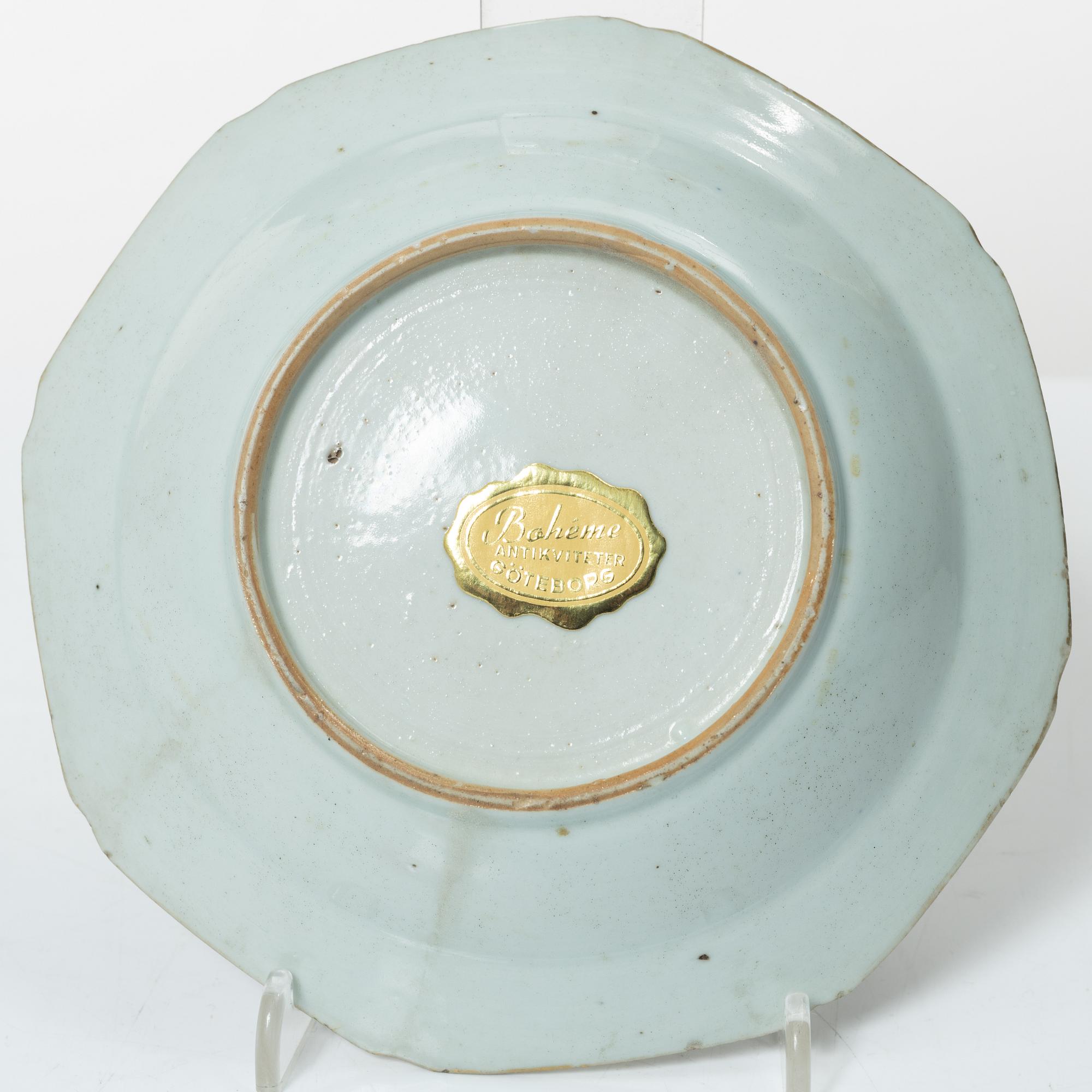 Fat, koppar, två stycken samt snusflaska, porslin. Qingdynastin, 1700/1800-tal.