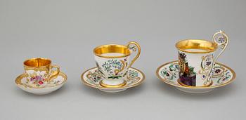 TEKOPP SAMT KAFFEKOPPAR MED FAT, porslin, bla empirestil, Berlin, 1800-tal.