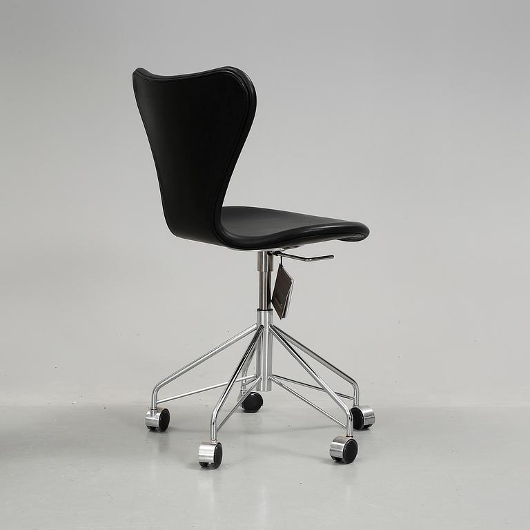 SKRIVBORDSSTOL, Arne Jacobsen "Sjuan", Fritz Hansen. 2013/2014.