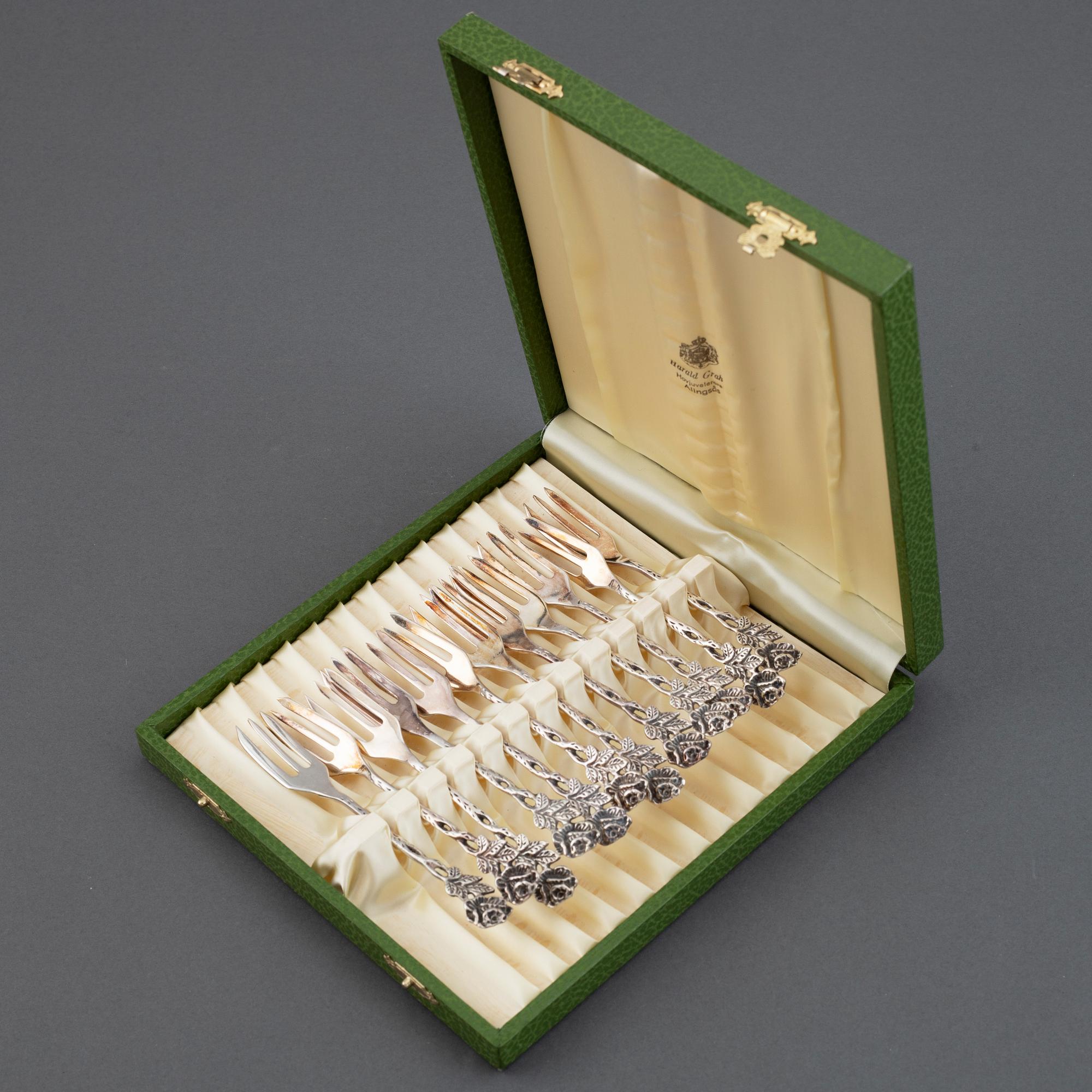 Tårtbestick, tårtgafflar, skedar mm, modell ”Rosen”, 33 delar, silver, GEWE, Malmö, 1960/70-tal.