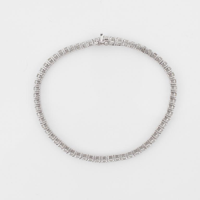 ARMBAND, ett riviére med 62 briljanter, totalt ca 4.88ct.