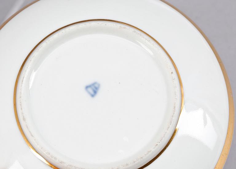 KAFFEKOPP med FAT, porslin, senempire, Wien, 1800-talets första hälft.