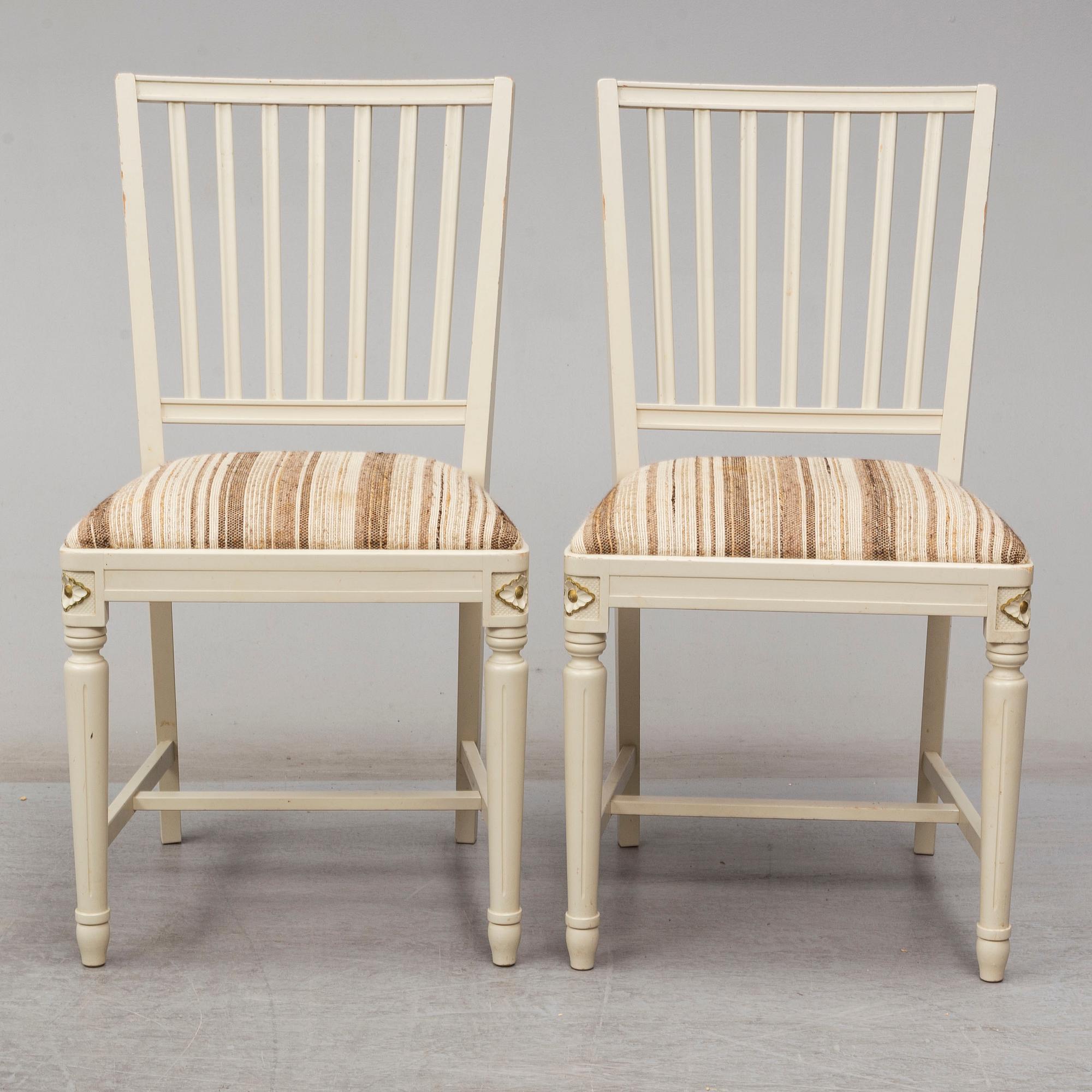 A dining table and 4 chairs, second half of the 20th century. 2 leaves included.