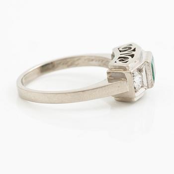Ring, 18K vitguld med smaragd och två briljantslipade diamanter.