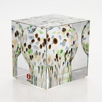 Oiva Toikka, an annual glass cube signed Oiva Toikka Nuutajärvi 2014, numbered 67/2000.