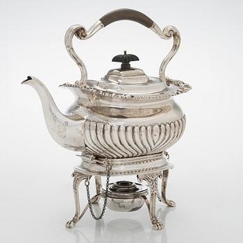 Teekannu lämmittimellä, sterlinghopeaa, Edward Barnard & Sons Ltd, Lontoo 1913.