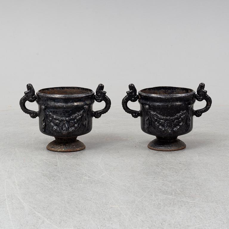 TRÄDGÅRDSURNOR, ett par, gjutjärn, Stavsjö Bruk.