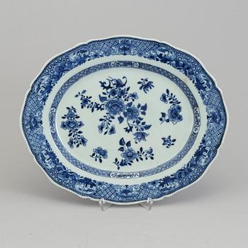 A blue and white serving dish, Qing dynasty, Qianlong (1736-95).