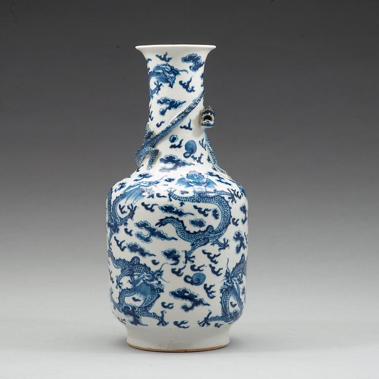 A blue and white vase. Qing dynasty, 19th century.