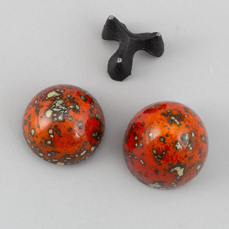 Hans Hedberg, a signed faience egg with stand, Biot, France.