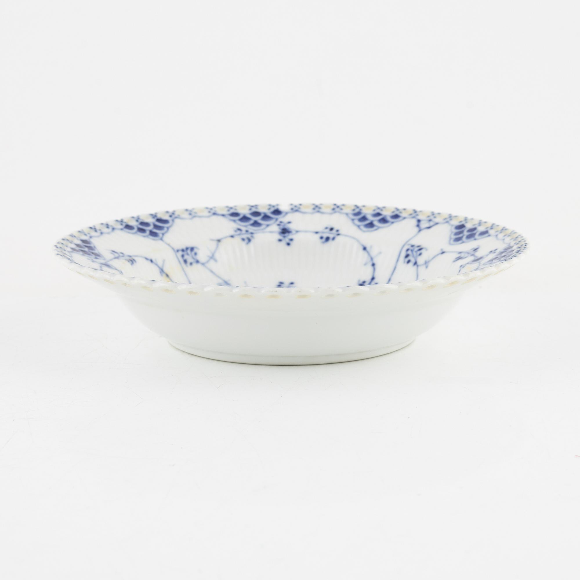 Royal Copenhagen, djupa tallrikar, 14 st, porslin, "Musselmalet helblonde", Danmark.