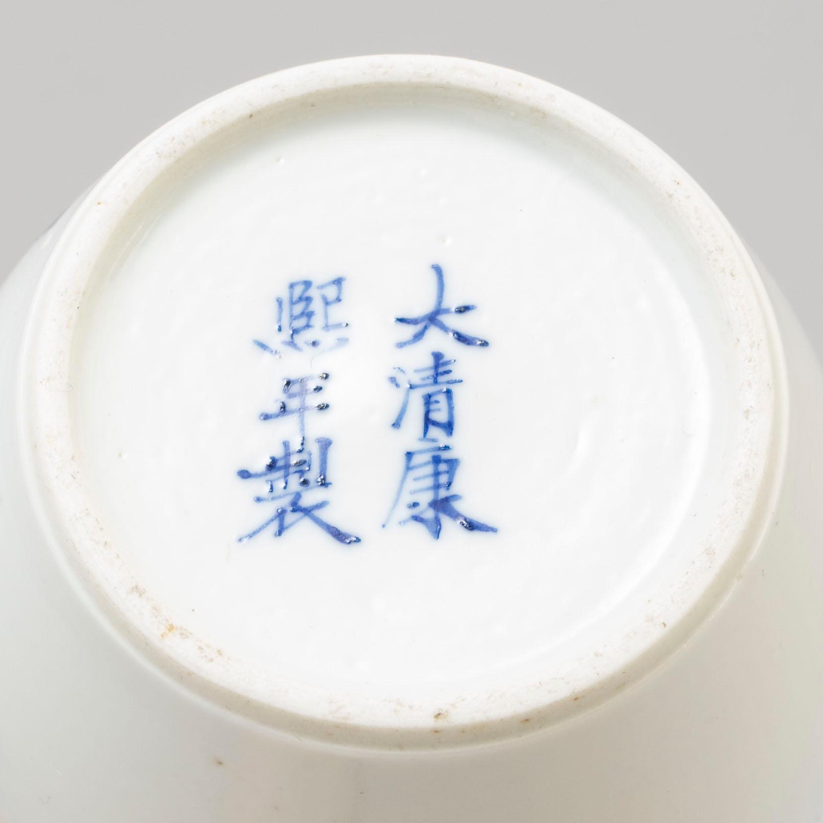 A blue and white mallet shaped vase, late Qing dynasty.