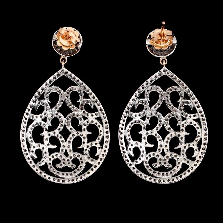 ÖRHÄNGEN, 1 par, 18 k guld samt silver, briljantslipade diamanter tot 3.08 ct. Total vikt 11,4 g.