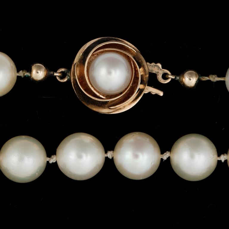 COLLIER, odlade pärlor, med lås i 18k guld.