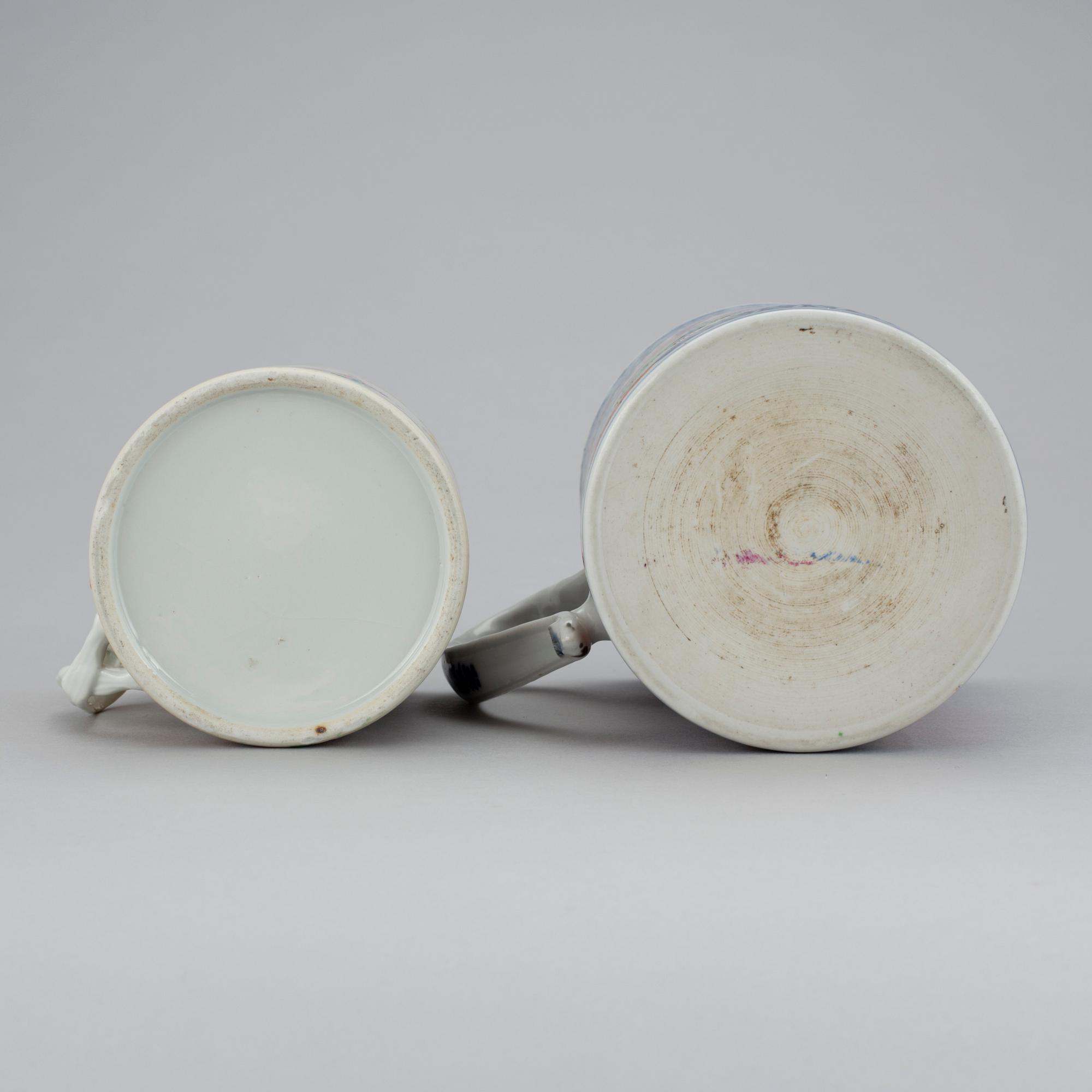 MUGGAR, 2 st, porslin, Kina, omkring 1800.