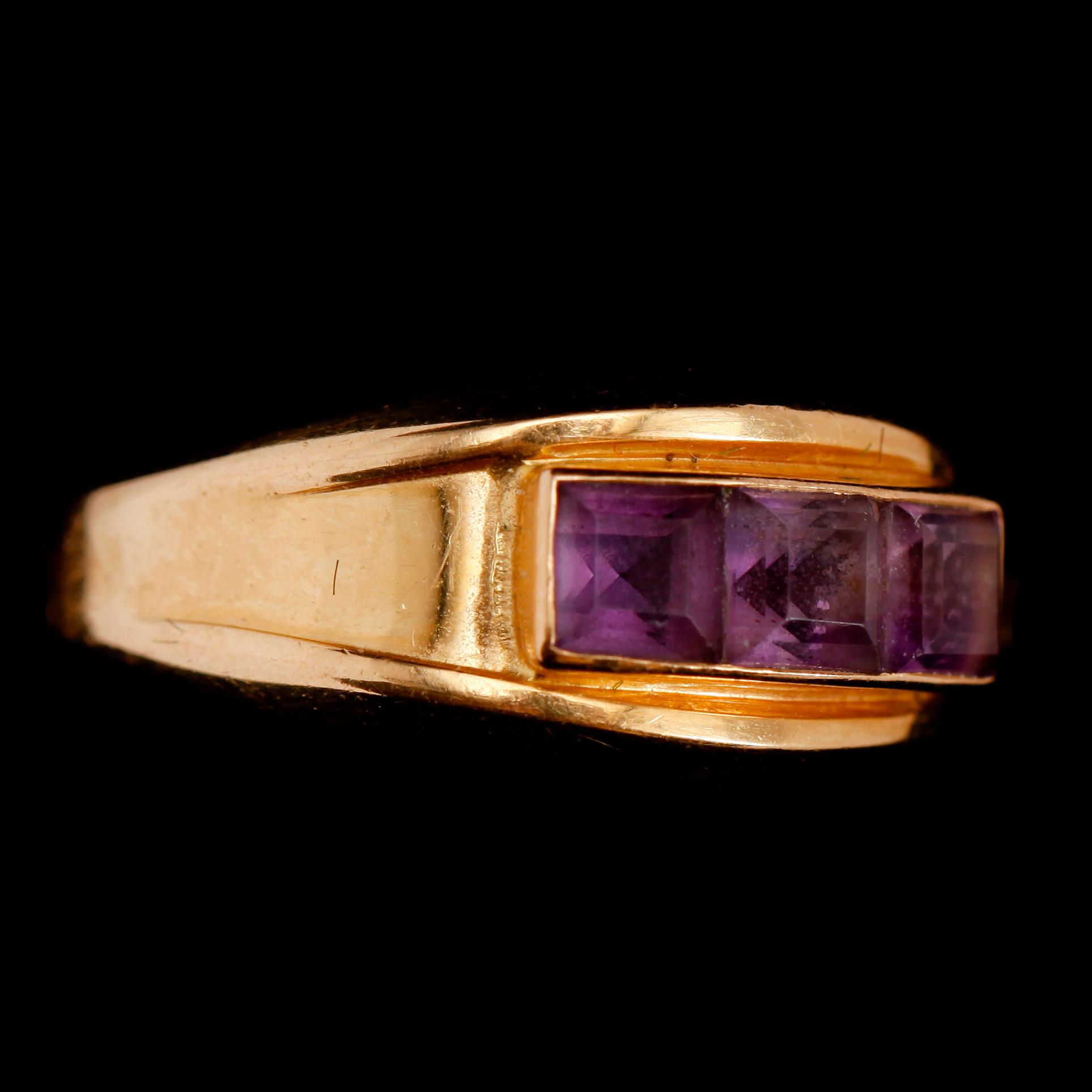 RING, 18 k guld, med 3 amestister. Vikt med stenar ca 4 g.
