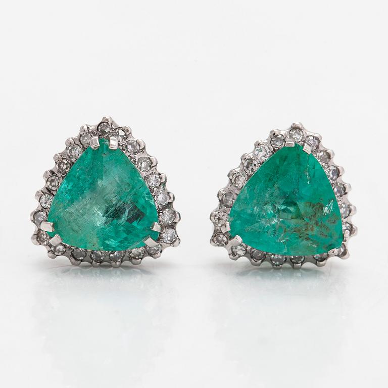 A pair of ca 13K white gold earrings, with trillion-cut emeralds, and diamonds totaling approx. 0.42 ct.