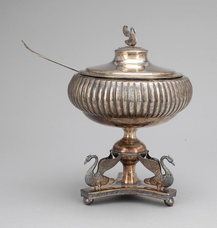SOCKERSKÅL PÅ FOT, silver, Abraham Hamnqvist, Åmål,(1815-1842). Totalvikt 701 g.