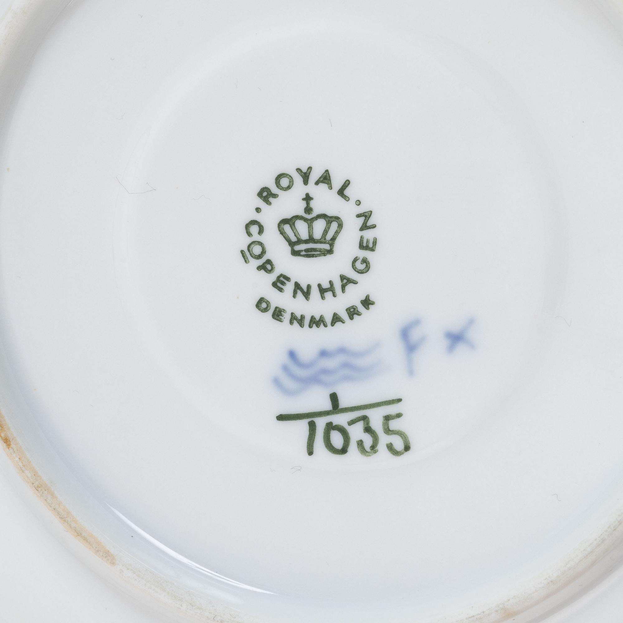 Kaffeservis, porslin, 49 delar, 'Musselmalet', helblonde samt halvblonde, Royal Copenhagen.