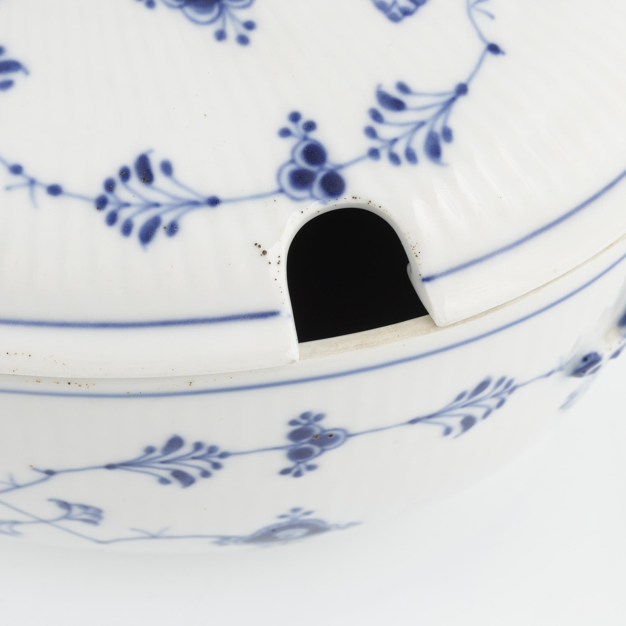 Royal Copenhagen, a 'Musselmalet' porcelain tureen with cover, Royal Copenhagen, Denmark, 1889-1922.