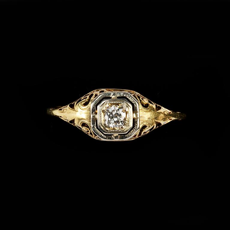 RING, 18k guld med gammalslipad diamant, ca 0.10 ct. Vikt 3 g.