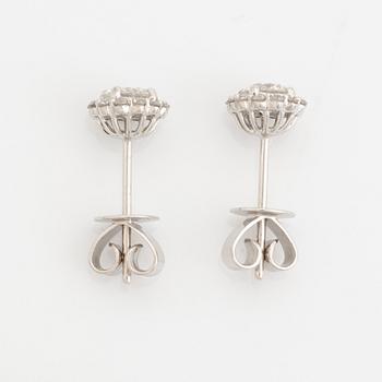 Örhängen med briljantslipade diamanter, totalt ca 0,82 ct.