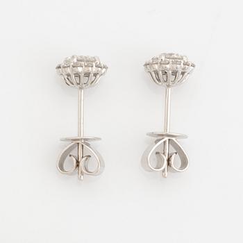 Brilliant cut diamond earrings,  total ca 0,82 ct.