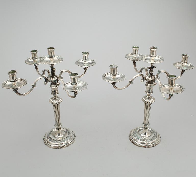 KANDELABRAR, ett par, silver, Venedig, Italien, 1900-talets mitt. Total vikt ca 3075 g.