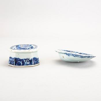 A Chinese Qianlong porcelain salter and butterdish.