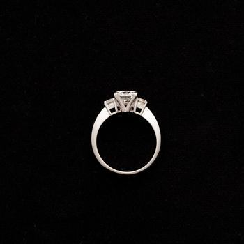 RING, vitguld 18K, briljantslipade diamanter 1,13 ct, 2 x 0,21 ct. Vikt 4,13 g.