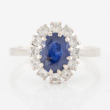 Ring, cameo model, 18K white gold with sapphire and brilliant-cut diamonds.