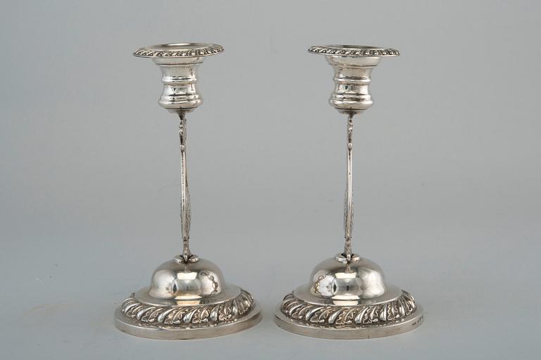 ETT PAR LJUSSTAKAR, silver. O.W. Kjellberg Västerås 1839. Höjd 16,5 cm, vikt 350 g.