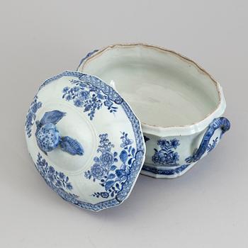 A blue and white tureen with cover, Qing dynasty, Qianlong (1736-95).