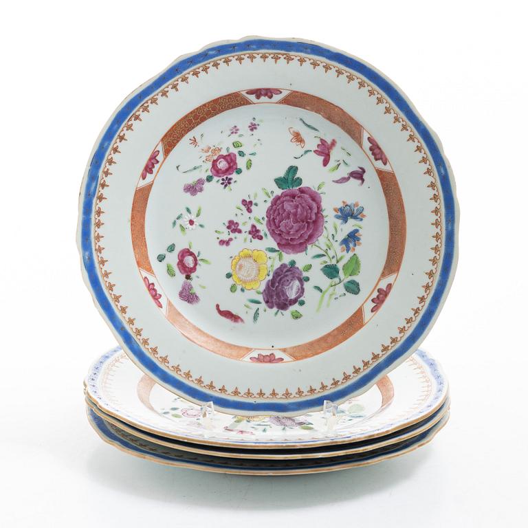Tallrikar, fyra stycken, porslin. Qingdynastin, Qianlong (1736-95).